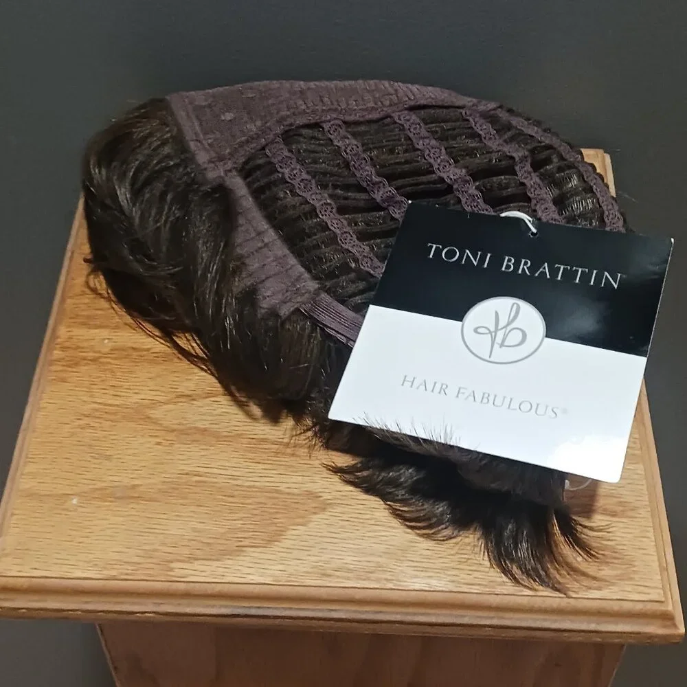 NWT Toni Brattin Stylish Savvy Wig HF Regular Cap Medium Brown - Picture 3 of 3